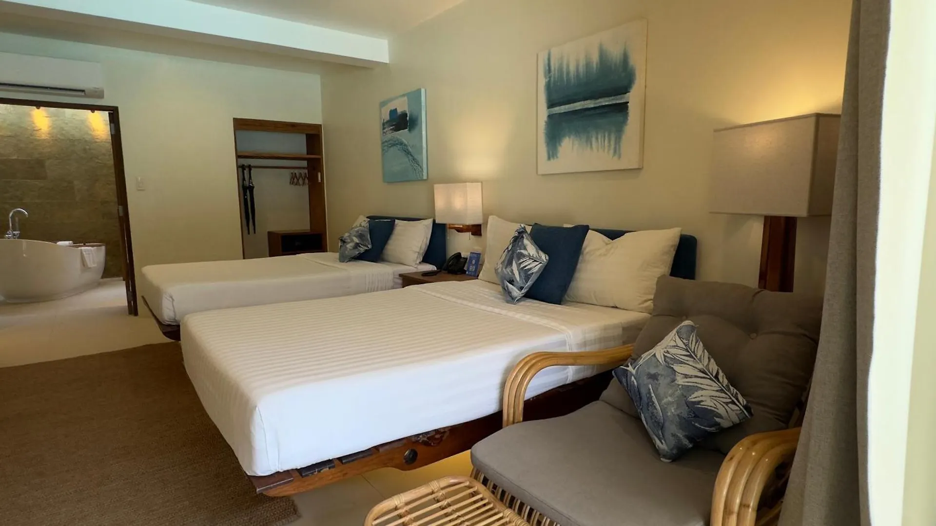 Bluewater Panglao Beach Resort 4*,